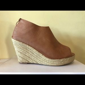 New, may be display sample. #H008 jute wedge.